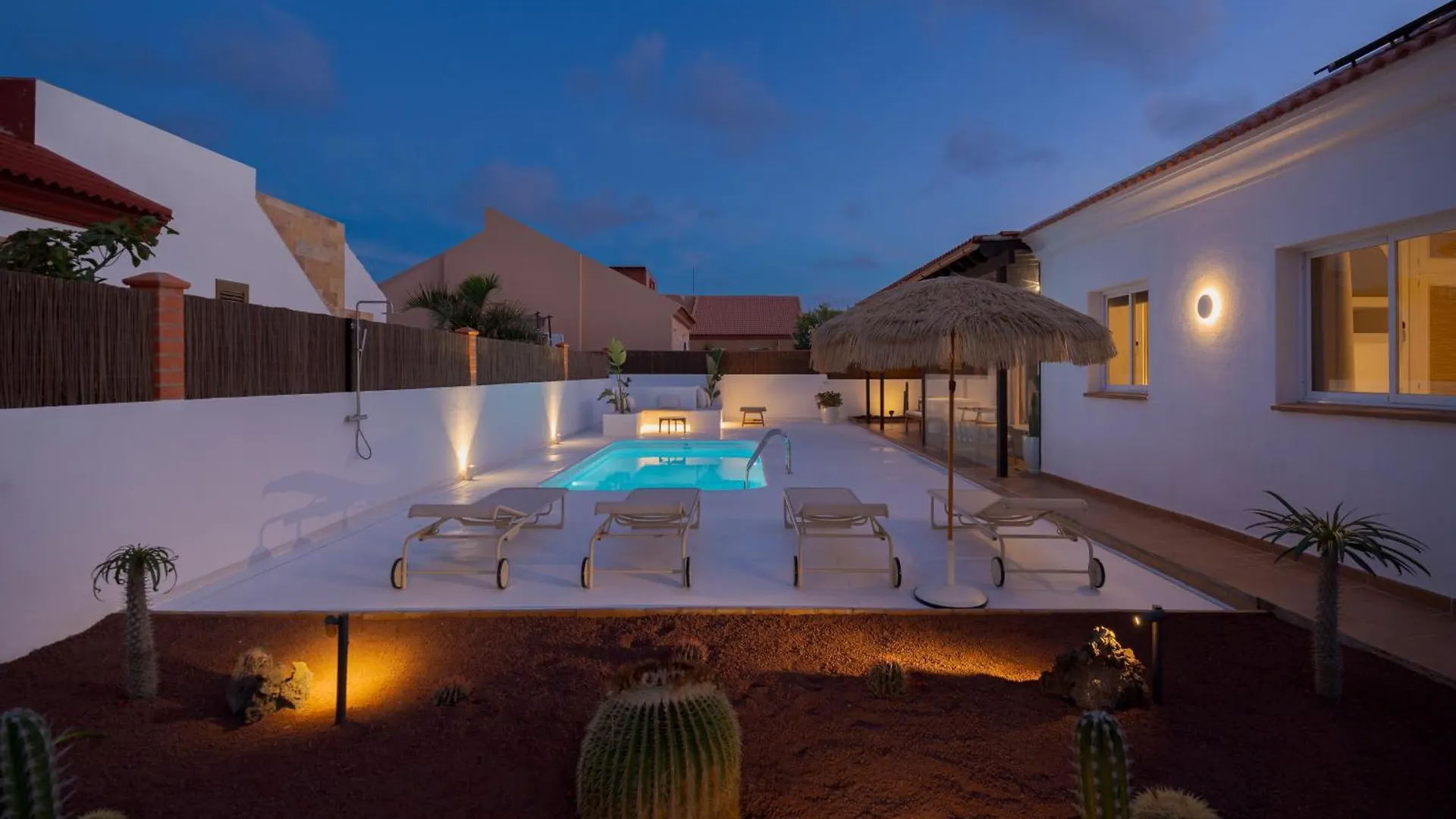 Villa Hikari - Design House With Heated Pool In 코라레호 0*,  스페인